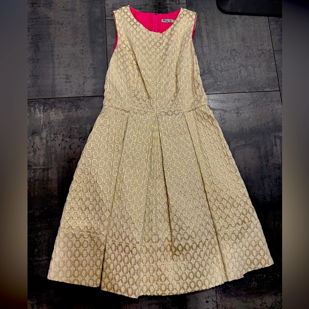 Gold dress. Pleats, sleeveless, round neckline.